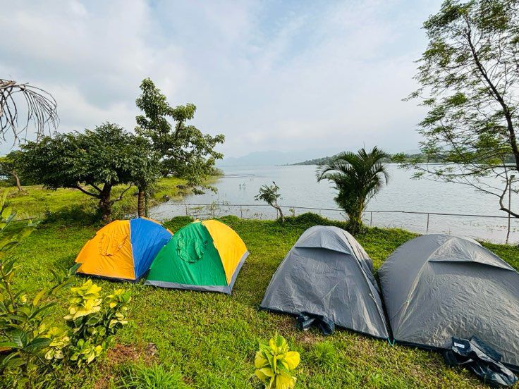 Sunrise at Pawna Lake during winter – perfect romantic getaway for couples